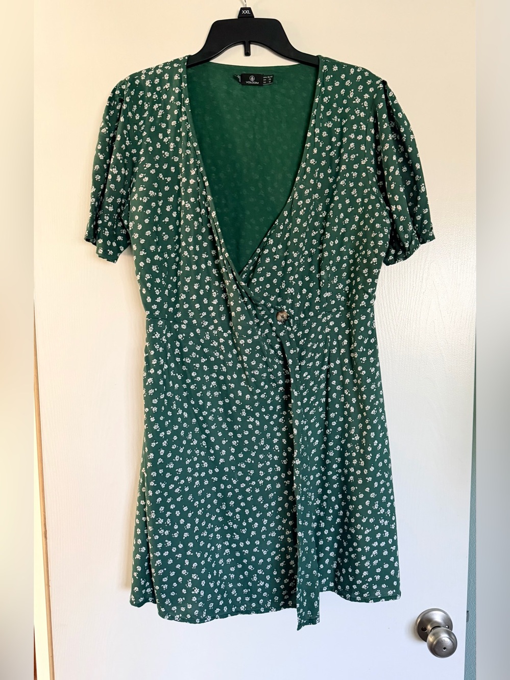 Volcom XL/ 12 Green Floral Wrap Skater Dress Flutter Sleeve EUC